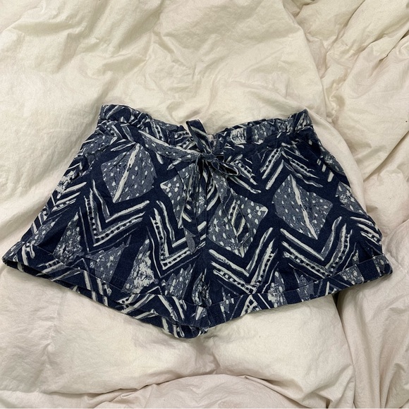 Quiksilver women’s blue & cream high waisted shorts size medium - Picture 1 of 5